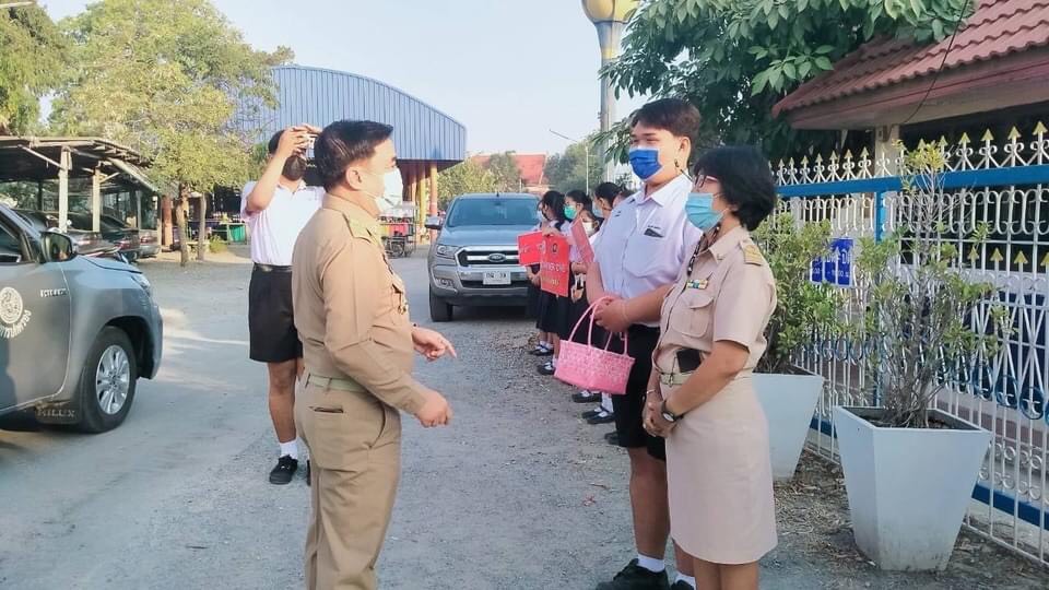 นายอำเภอโพธิ์ทอง ลงพื้นกำชับโรงเรียนให้ปฏิบัติตามมาตราการป้องกันโควิค-19 ตามประกาศ จ.อ่างทอง