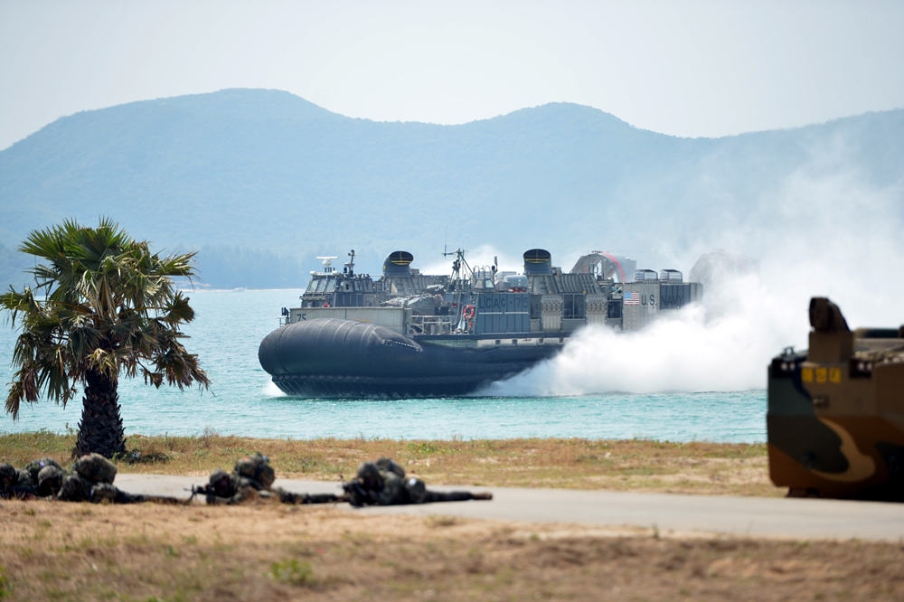 ผบ.ทร. ตรวจเยี่ยมฝึกการยุทธ์สะเทินน้ำสะเทินบก "คอบร้าโกลด์ 2023"