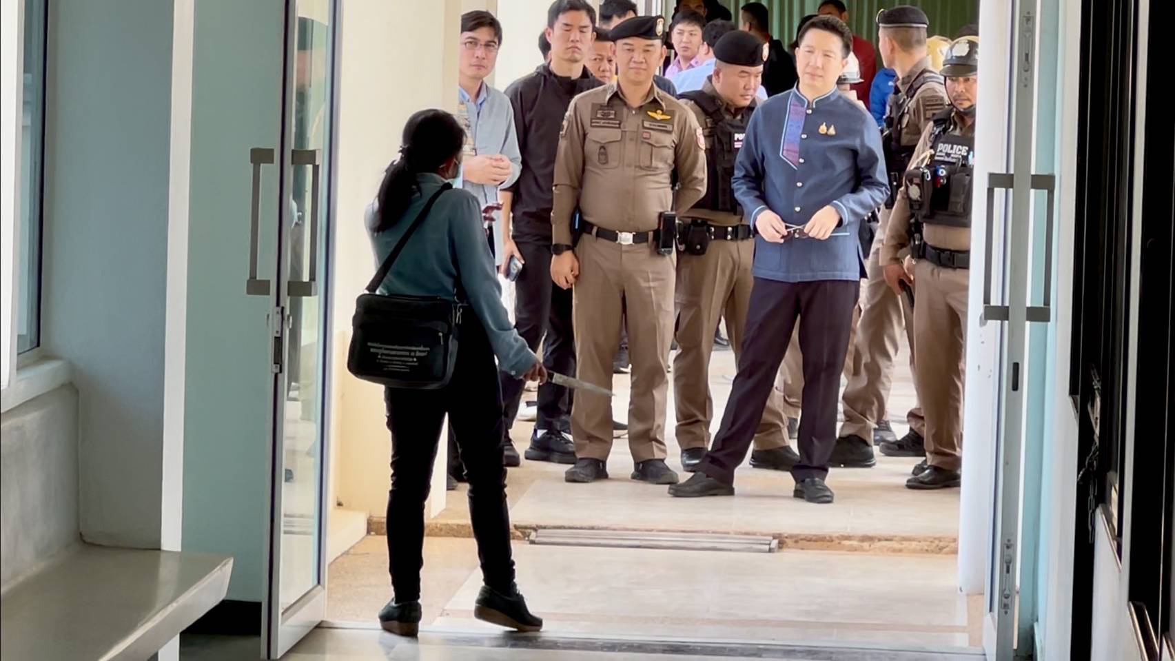 แม่ค้าขอนแก่น บุกศาลากลางจังหวัด ถือมีดจี้ตัวเองเป็นตัวประกัน หลังเข้าร้องเรียนเรื่องไม่ให้มีการขายสินค้าที่ตลาดนัดแต่เรื่องไม่คืบหน้า 