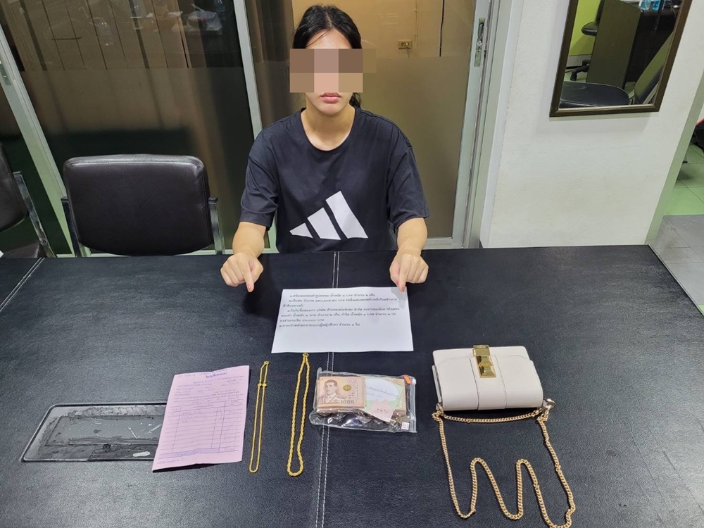 คุมตัวสาวแสบวางยาสลบเจ้าของร้านทอง ชิงทรัพย์ ทำแผนชี้จุดเกิดเหตุ