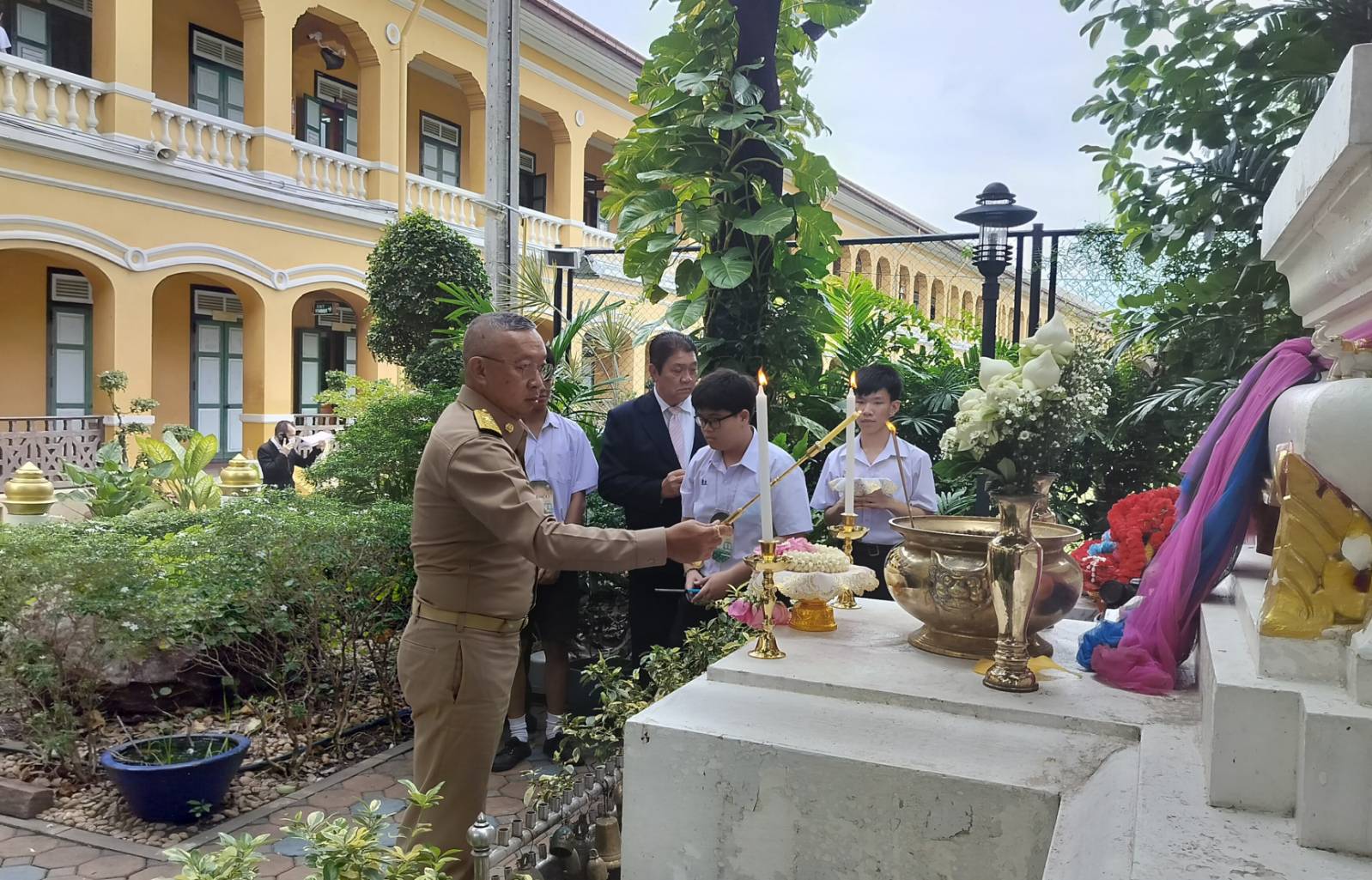 "บิ๊กอุ้ม เสมา 1" รุดเยี่ยมโรงเรียนเก่าทันทีหลังเข้ากระทรวงศึกษาฯ ทำงานวันแรก