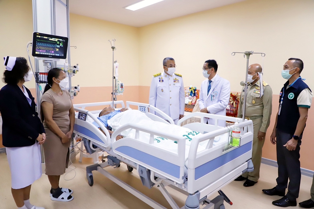 ผู้ว่าฯสุราษฎร์ฯ อัญเชิญกระเช้าพระราชทาน มอบให้ ตร.ที่ประสบอุบัติเหตุ ระหว่างปฏิบัติหน้าที่ถวายความปลอดภัย
