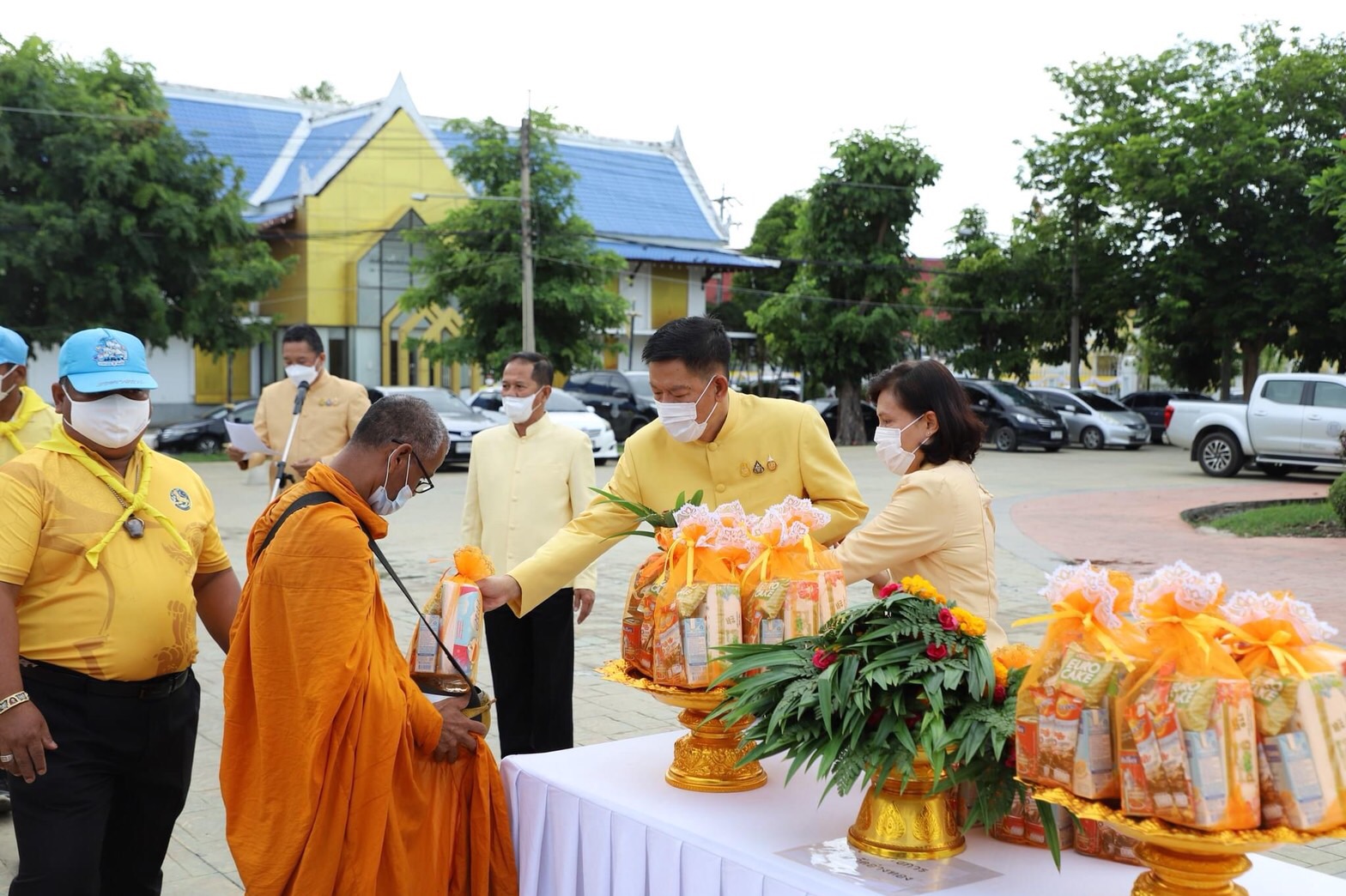 อ่างทองทำบุญตักบาตรถวายพระกุศลเนื่องในงานฉลองพระชนมายุ 8 รอบสมเด็จพระสังฆราช  