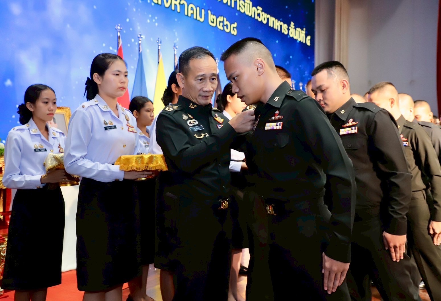 ทบ.ประดับยศว่าที่ร้อยตรี ให้แก่ผู้สำเร็จการฝึกวิชาทหาร ชั้นปีที่ 5 ต้อนรับกำลังพลสำรองใหม่