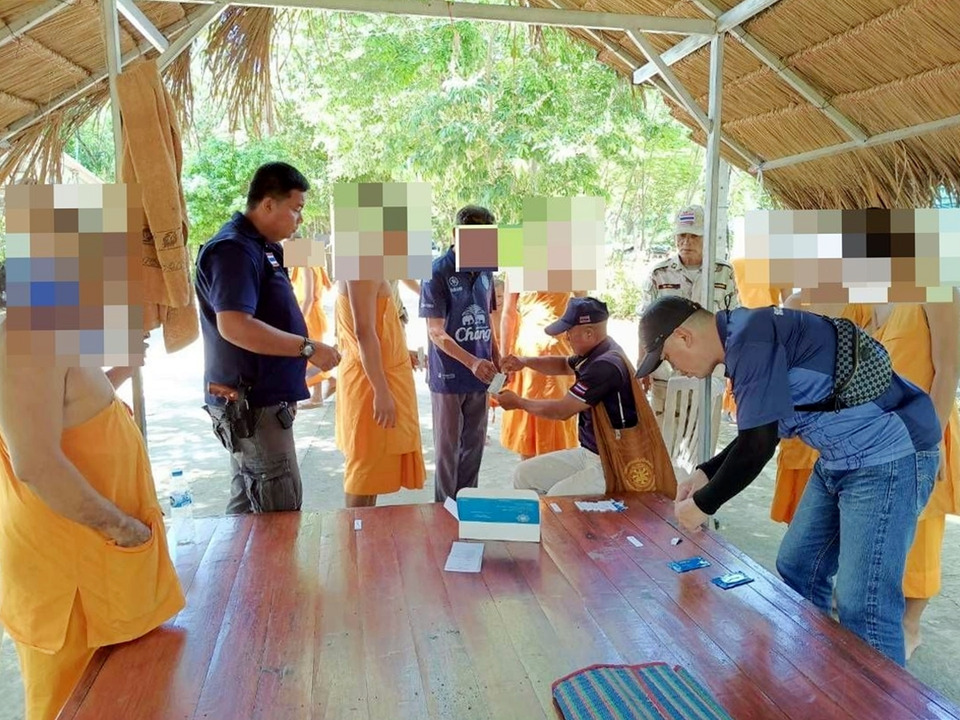 หนองบัวลำภูตรวจสำนักสงฆ์ พบพระ 2 รูปปัสสาวะม่วง รับเสพยาบ้า ลาสิกขาเข้าบำบัด