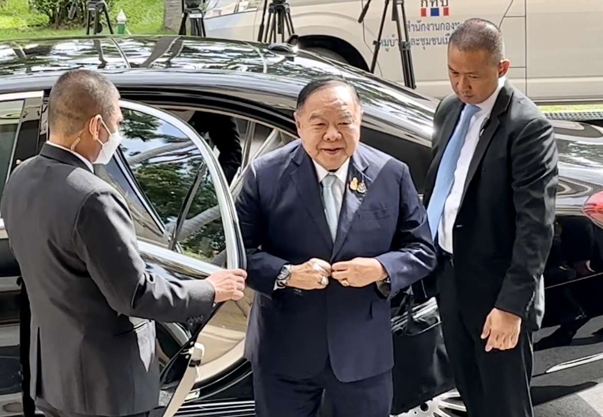“บิ๊กป้อม” ลาประชุมครม. ปัดตอบ งอน “บิ๊กตู่” รูดซิปบอกทิศทางร่วม “เพื่อไทย” ตั้งรัฐบาล แจงยังไม่ต่อสายมา 