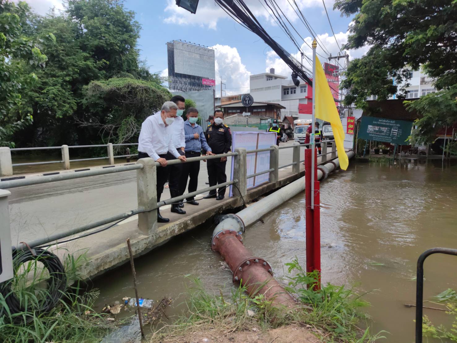 มวลน้ำลำตะคองเอ่อท่วมมิตรภาพซอย 4 "นายกเล็กโคราช" ป้องพื้นที่เศรษฐกิจ ชักธงเหลือง เตือนภาวะเสี่ยงอันตราย