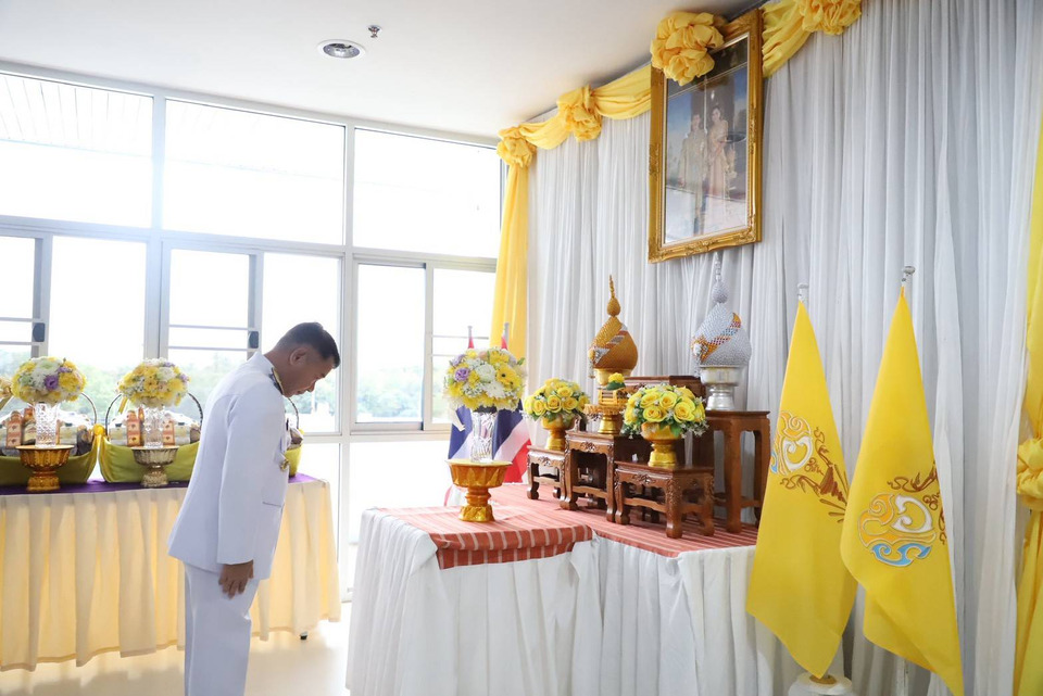 "ในหลวง-พระราชินี" โปรดเกล้าฯ ผู้ว่าฯสุรินทร์ เชิญดอกไม้ ตะกร้าสิ่งของพระราชทาน ทหารที่ได้รับบาดเจ็บจากชายแดนไทยกัมพูชา