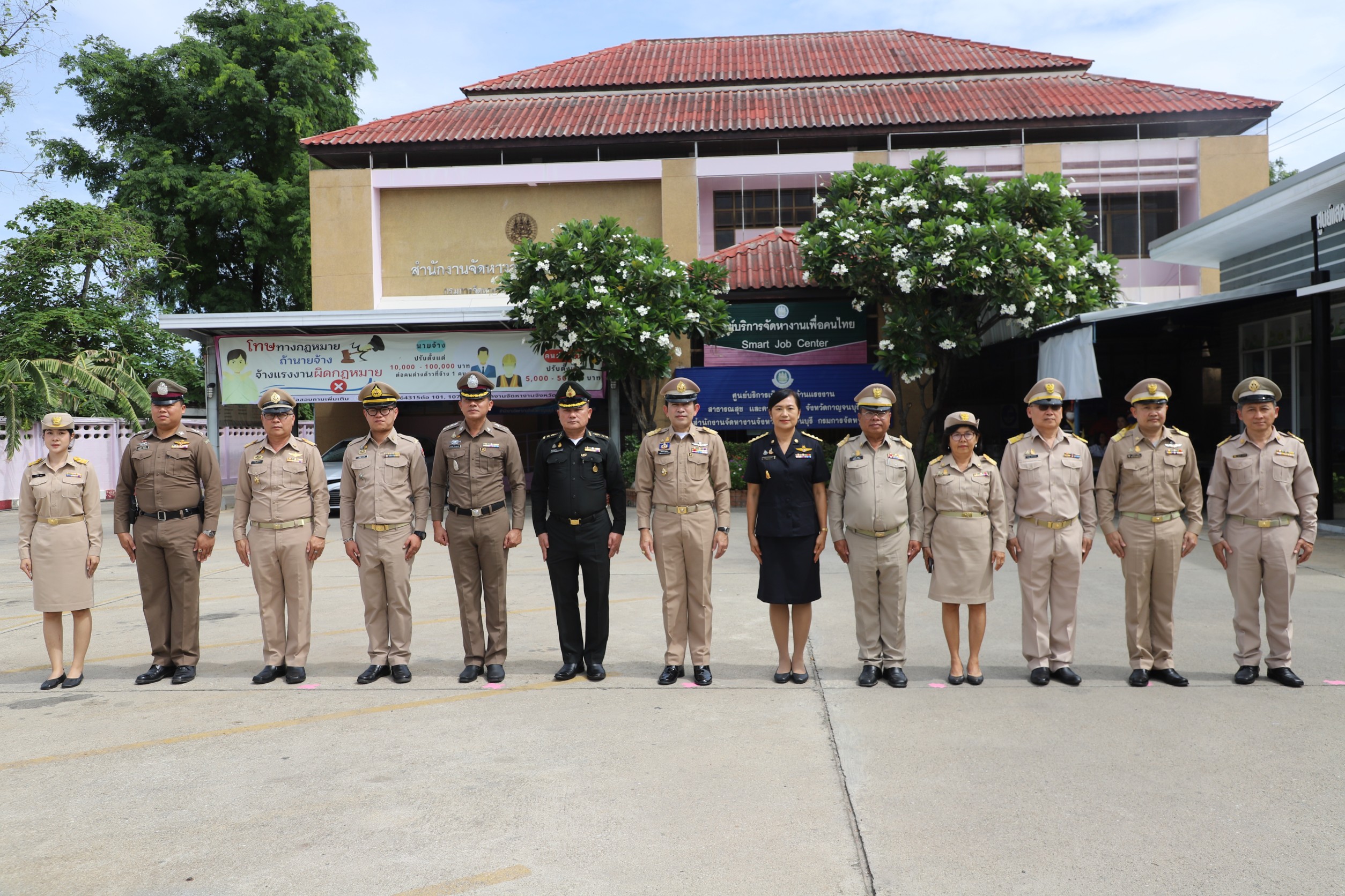 กาญจนบุรีปล่อยแถวตรวจแรงงานต่างด้าว และนายจ้างสถานประกอบการ