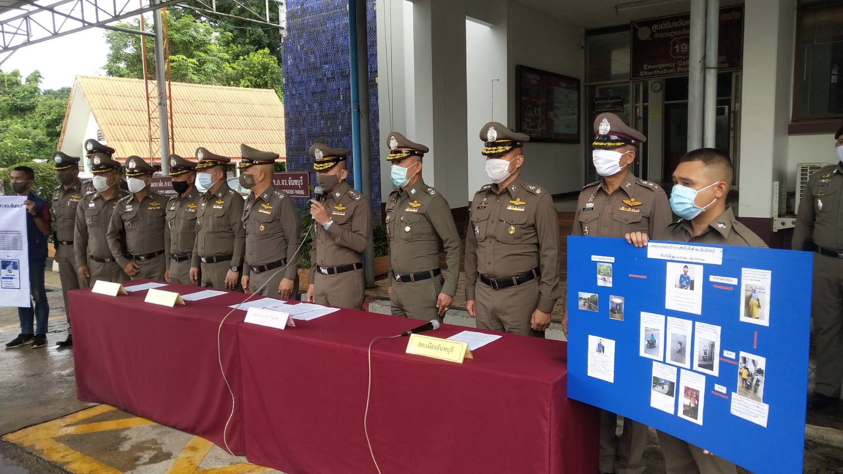 ผู้บัญชาการตำรวจภูธรภาค 2 แถลงข่าวผลการจับกุมขบวนการโจรกรรมรถในพื้นที่จังหวัดจันทบุรี