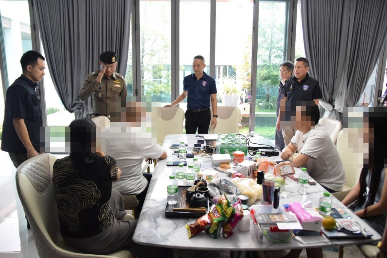 เจ้าหน้าที่บุกยึดทรัพย์เครือข่ายมังกรเทาดำแก๊งคอลเซ็นเตอร์รวมมูลค่า 152  ล้านในออฟฟิศกลางเมืองศรีราชา 