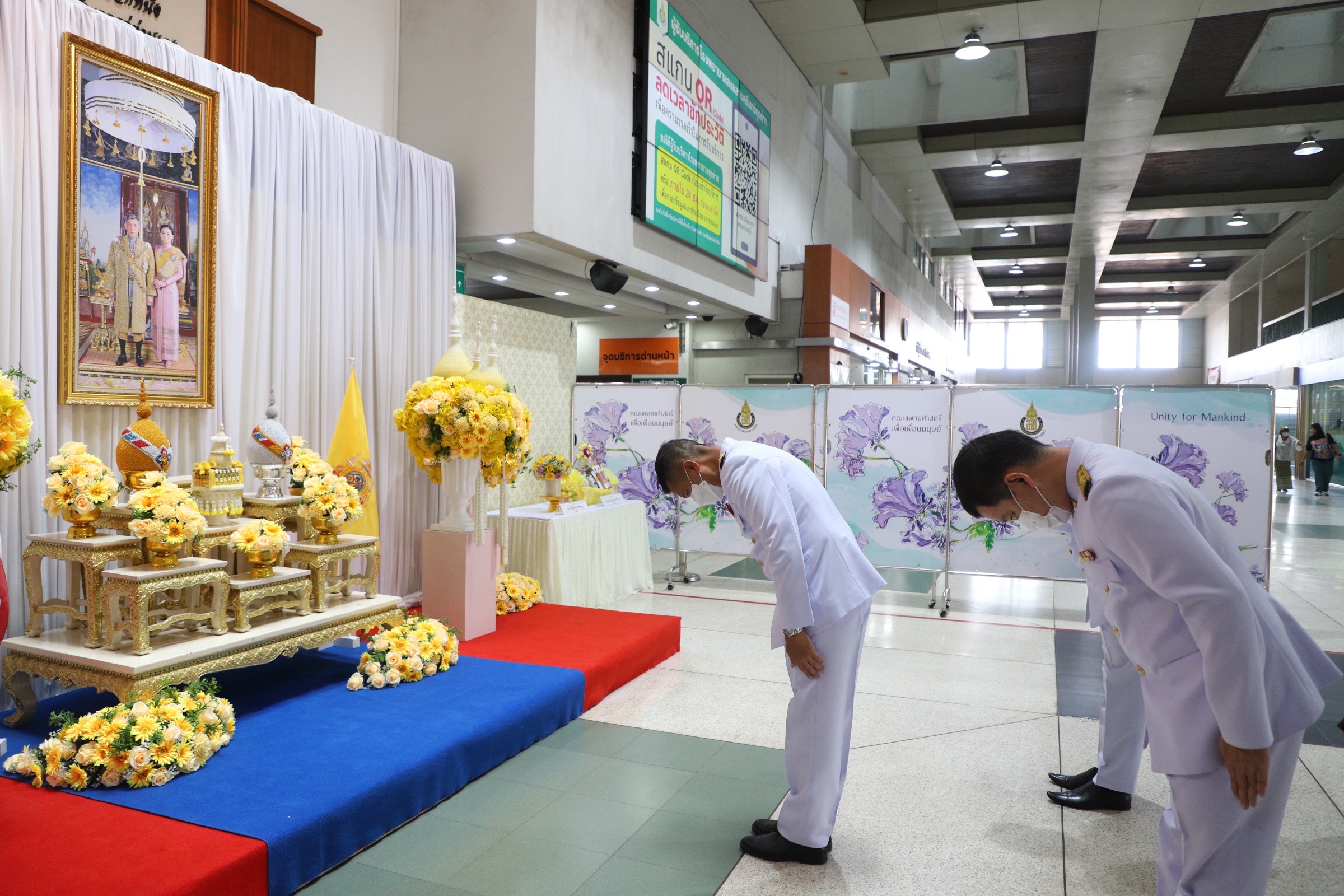 "ในหลวง" ทรงพระกรุณาโปรดเกล้าฯ ให้ผวจ.สงขลา เชิญดอกไม้และตะกร้าสิ่งของพระราชทาน มอบแก่อาสาสมัครทหารพราน​​​​​​​ ที่ได้รับบาดเจ็บจากเหตุคนร้ายลอบวางระเบิด