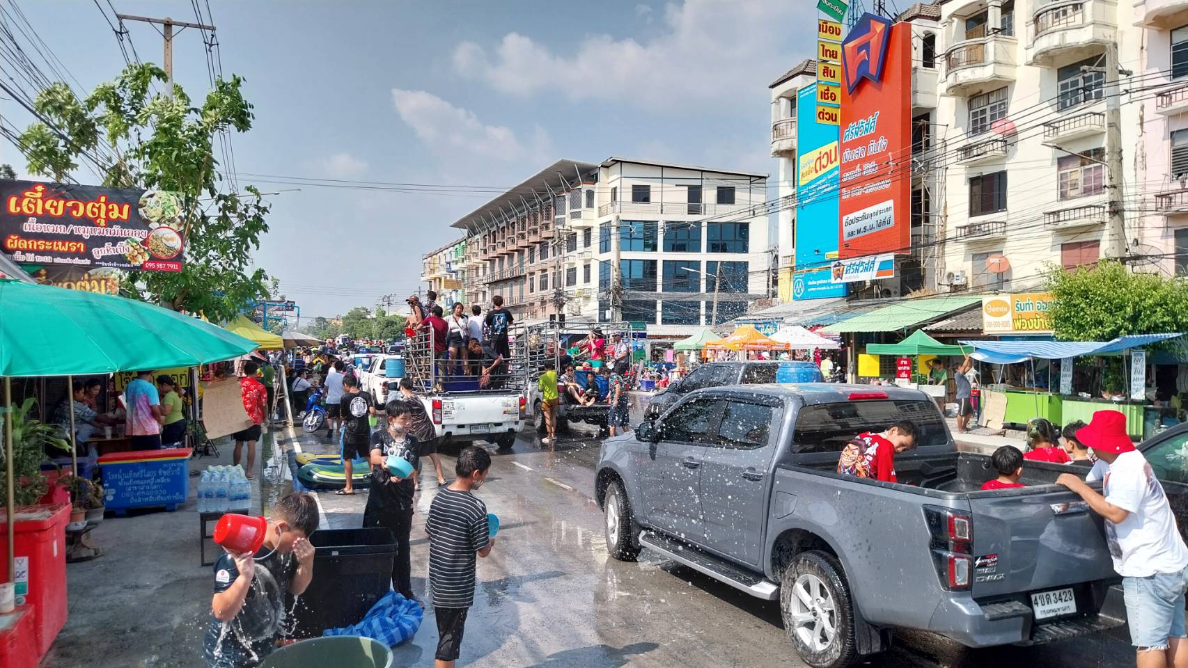 สงกรานต์ถนนข้าวแช่ปทุมธานี ปชช.ออกมาเล่นน้ำกว่า 3,000คน