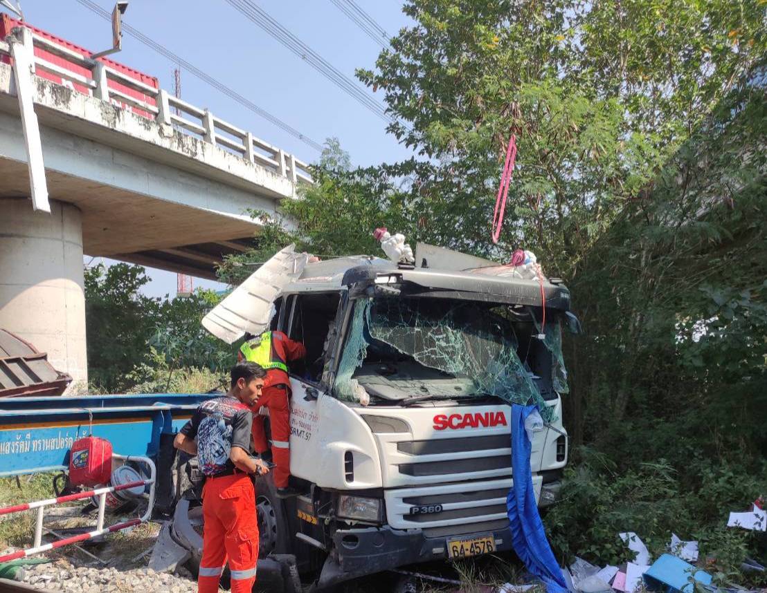 โชเฟอร์รถเทรลเลอร์ซิ่งแหกโค้งตกสะพานต่างระดับทับช้างดับอนาถ