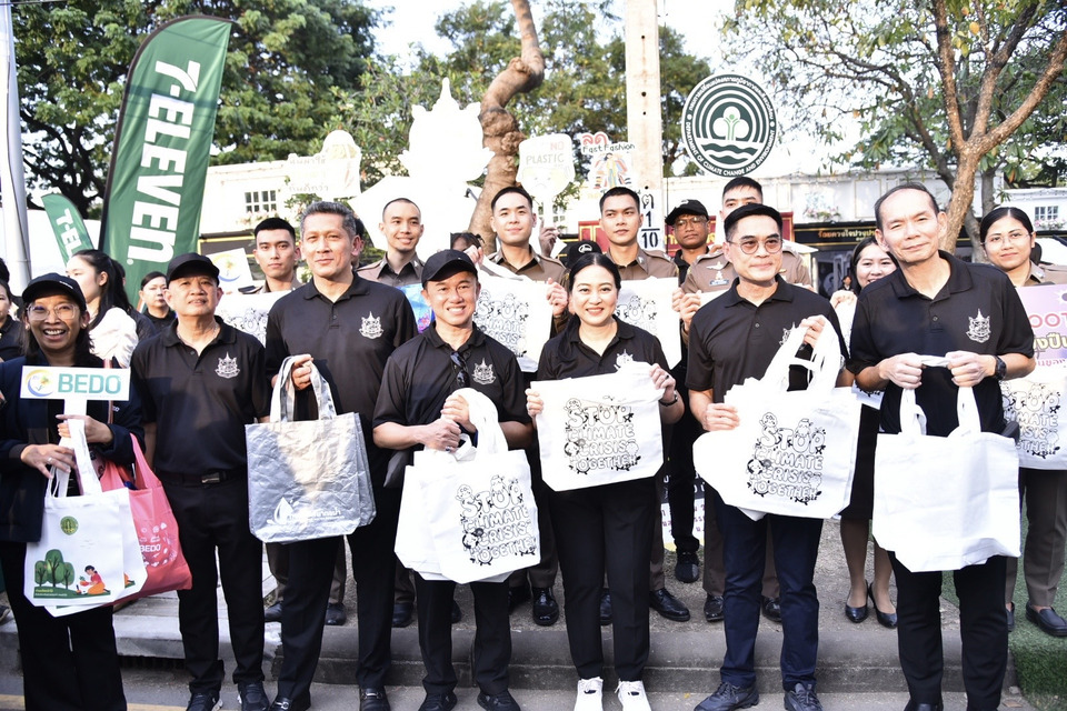 ดร.รวีวรรณ ปลัดกระทรวงฯ นำทีม ทส. ชวนประชาชนพกถุงผ้า ลดใช้ถุงพลาสติก ในงานกาชาด ปี 2568