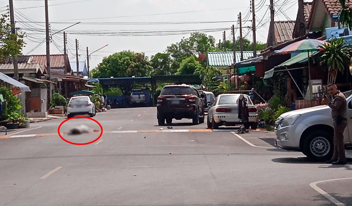 ด่วน! ยิงคว่ำกลางถนน ปมเจ้าของบ้านเก่าฉุน ยิงใส่เจ้าของบ้านใหม่ ยังช่วยผู้บาดเจ็บไม่ได้ ตร.ปิดล้อมเจรจา