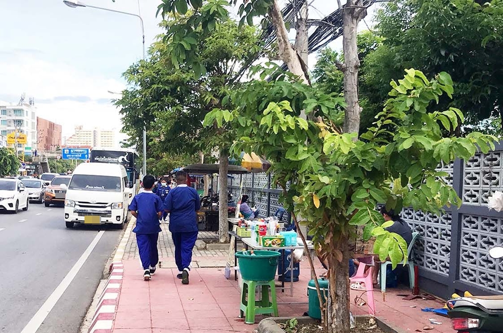 ทม.หัวหิน คุมเข้มร้านค้าตั้งขายของหน้าโรงเรียนดัง