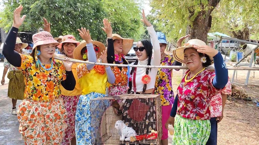 สุพรรณบุรีแล้งจัด!! ชาวบ้านหนองกุฏิ ทนไม่ไหวแห่นางแมวขอฝนเทวดาช่วยเกษตร 