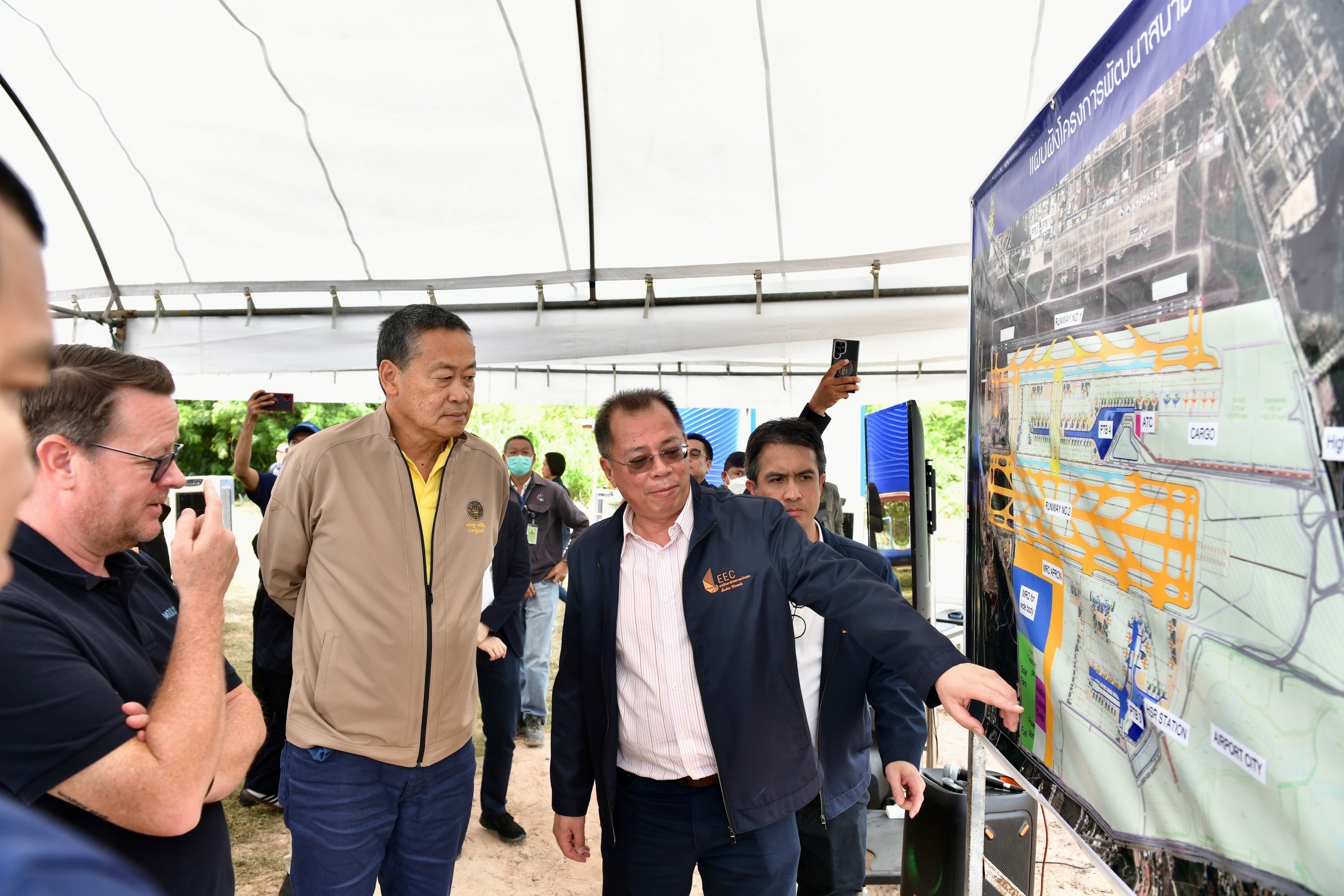 "นายกฯ" ลงพื้นที่อู่ตะเภา ดูปัญหาสร้างรถไฟเชื่อมสนามบิน ย้ำสัญญาต้องจบสิ้นปี 67 