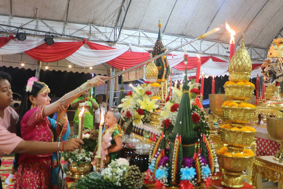 ราชบุรีฮือฮา! หญิงถูกรางวัลที่ 5 รำแก้บนถวาย “ครูบ่วงนาคบาศ”เสี่ยงโชคขอเลขใหม่งวดนี้