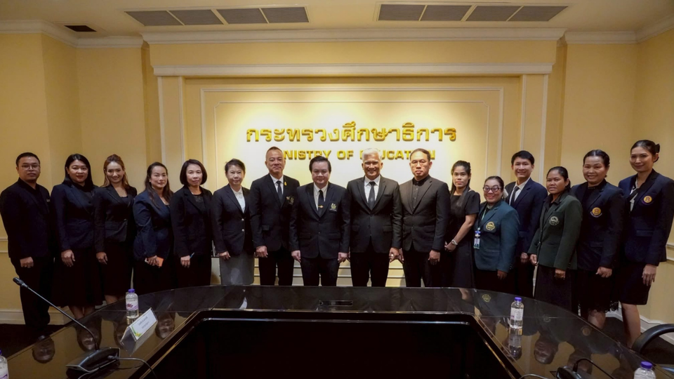 ศธ. ผนึกมูลนิธิครอบครัวพอเพียง ขับเคลื่อน "เศรษฐกิจพอเพียง" สู่สถานศึกษา สร้างภูมิคุ้มกันเด็กไทย