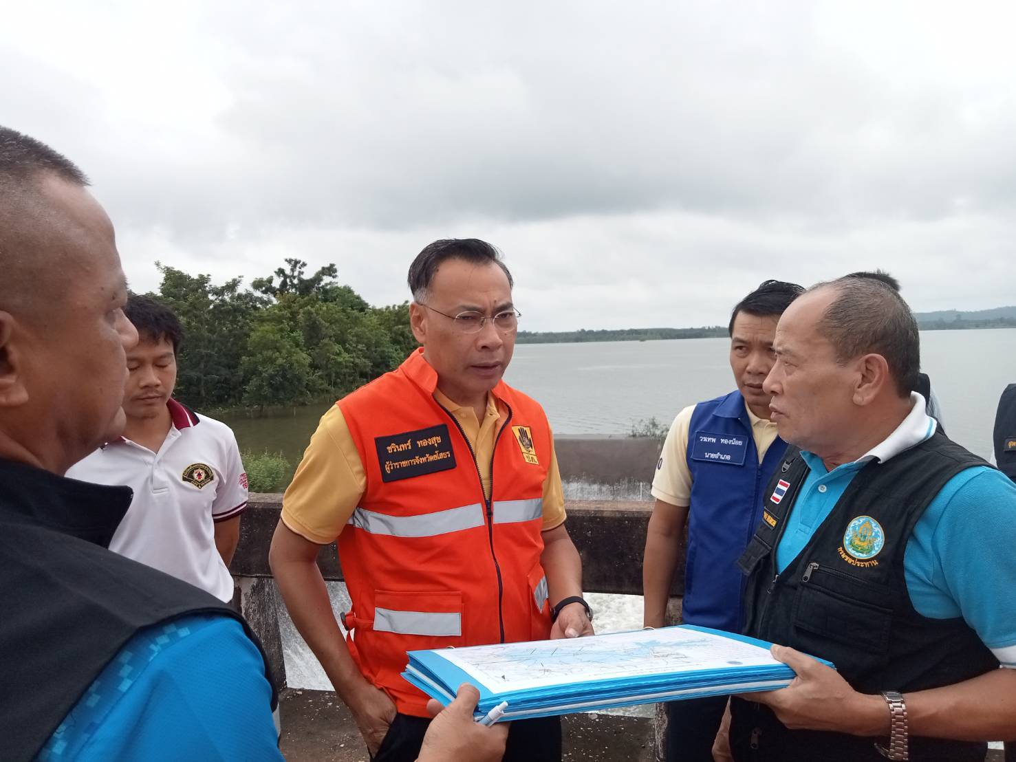 เขื่อนยโสธร-พนมไพรเปิดประตูแขวน8บานระบายน้ำขณะที่ผู้ว่าฯยโสธรสั่งการนายอำเภอดูแลช่วยเหลือประชาชน