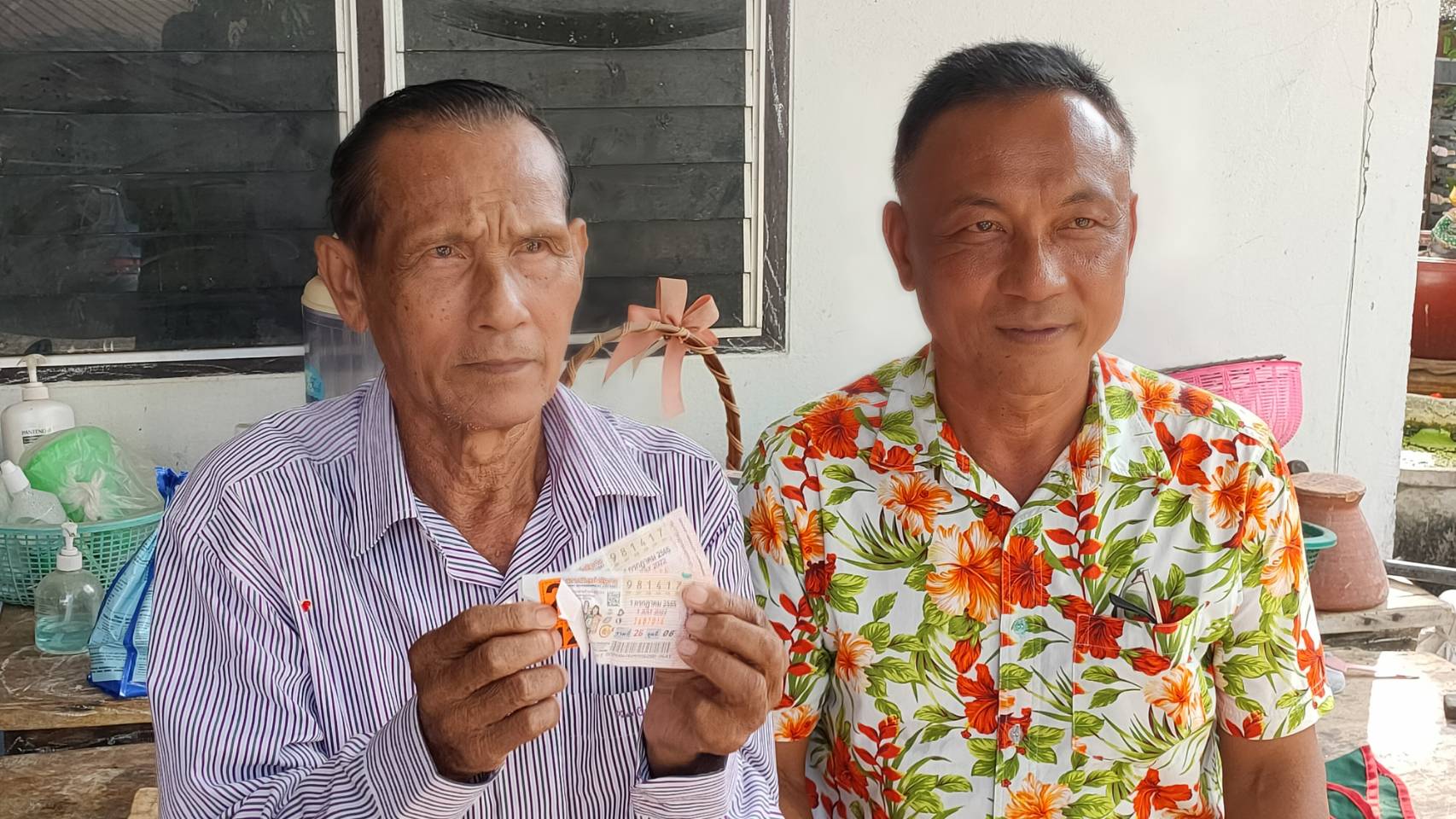 คนเหนือดวง​ ทวดพ่อเฒ่าวัย73ปีหวังถูกเลขท้าย2ตัวดันคว้ารางวัลที่ 1 จำนวน 2ใบ รับ12ล้าน