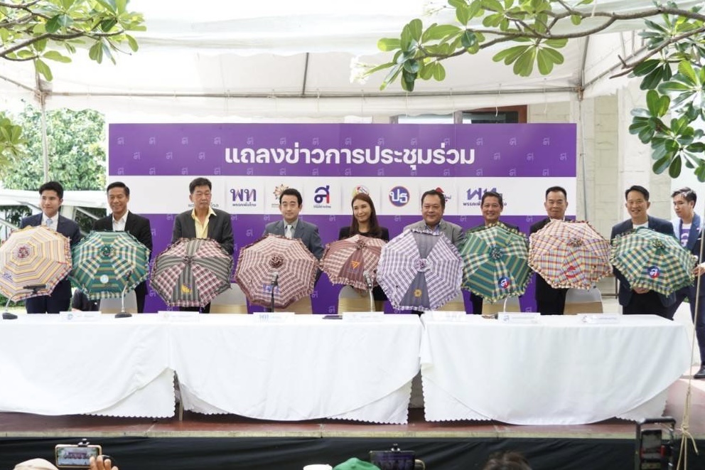 "ศิริกัญญา" เผย หลังถก “คกก.เปลี่ยนผ่านฯ” เตรียมสรุปข้อเสนอขอมติที่ประชุมใหญ่ 8 หัวหน้าพรรค 22 มิ.ย. นี้ ปัดโผ “ครม.พิธา 1” ด้าน “เผ่าภูมิ” เสนอ 4 นโยบาย หาจุดร่วม แก้ปัญหาเศรษฐกิจ