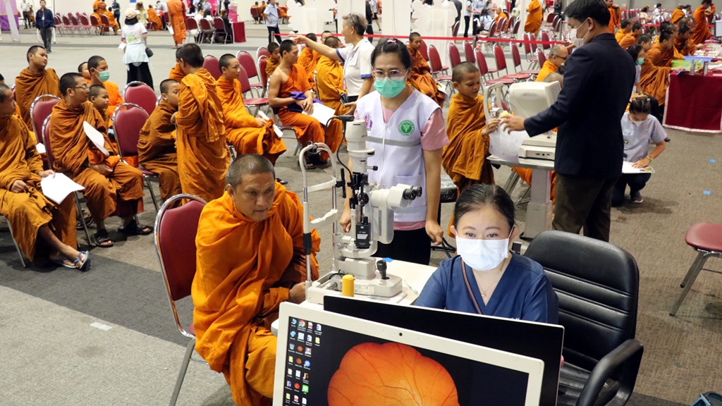 อิ่มบุญ!! โคราชพาหมอไปพบพระสงฆ์ สามเณร ตรวจสุขภาพบริการด้านการแพทย์