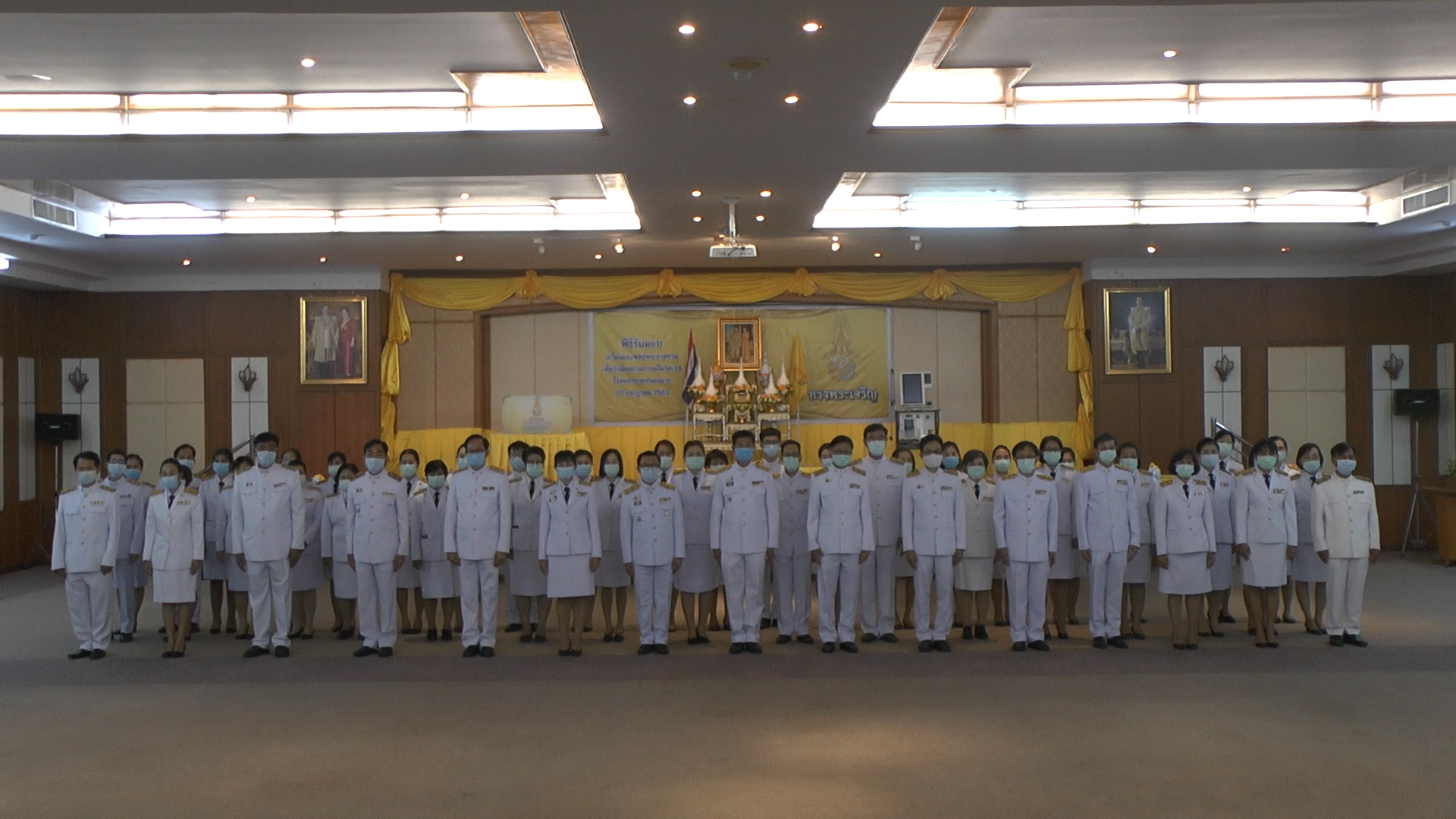 พระบาทสมเด็จพระเจ้าอยู่หัว และสมเด็จพระนางเจ้าฯ พระบรมราชินี พระราชทานเครื่องมือแพทย์ แก่โรงพยาบาลหนองคาย 