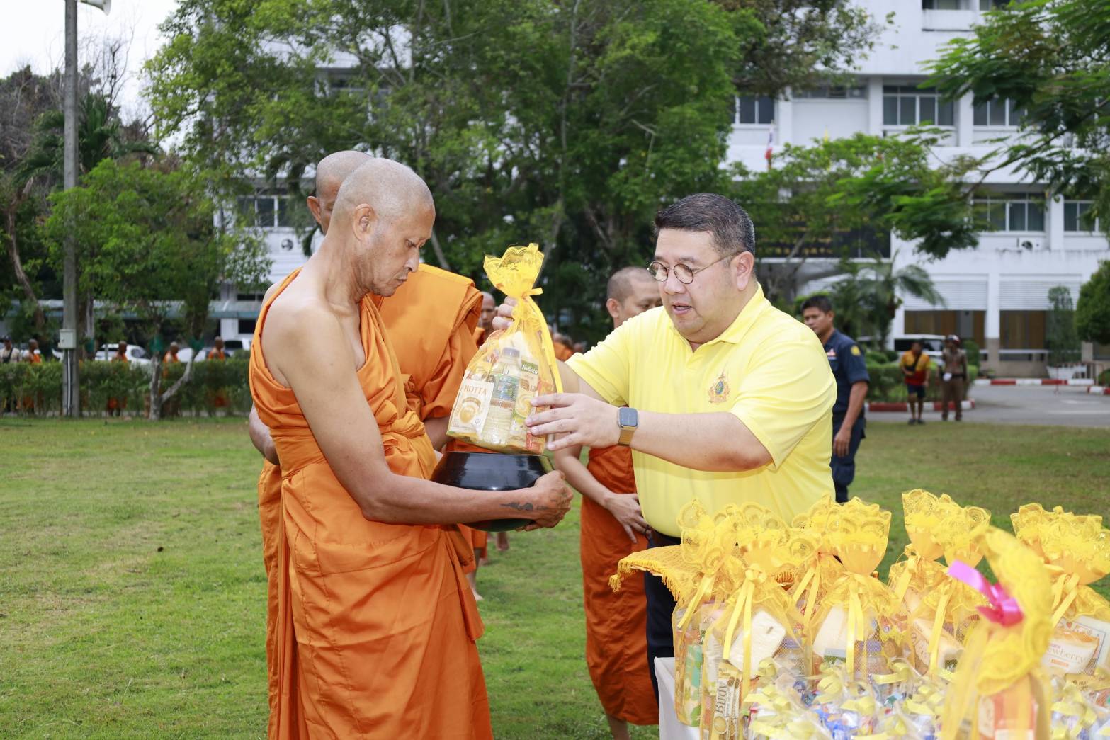 เลขาฯ ศอ.บต.นำพุทธศาสนิกชนร่วมทำบุญตักบาตร พระภิกษุสงฆ์ในโครงการบรรพชาอุปสมบทเฉลิมพระเกียรติในหลวง