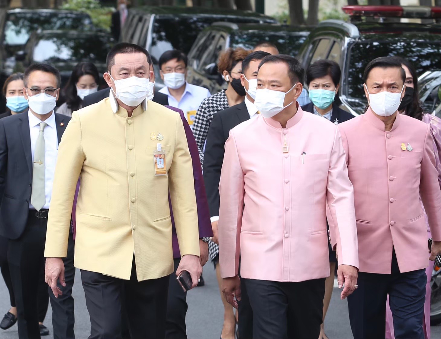 "ศักดิ์สยาม" บอกไม่ทราบหลัง “อนุทิน” โพสต์ภาพร่วมโต๊ะกินข้าว "เอ๋-ชนม์สวัสดิ์" ดีลการเมือง แต่ ลูกของทั้งคู่เป็นแฟนกัน