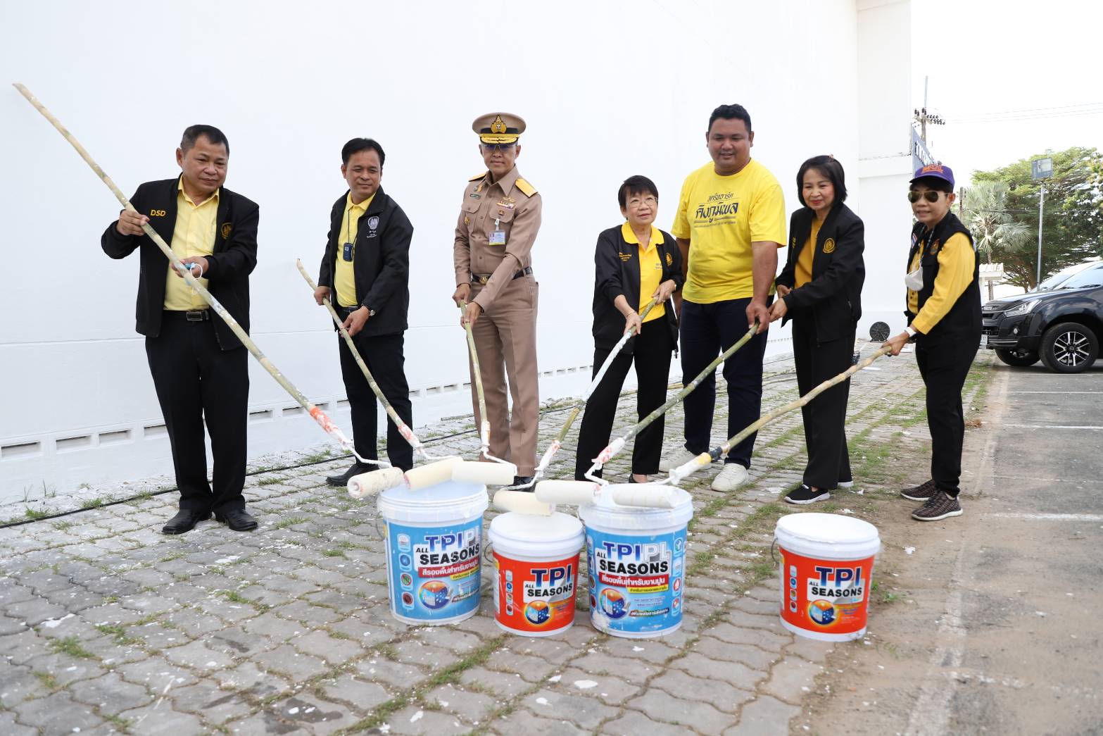 รมว.สุชาติ ส่ง โฆษก นำทีมทาสีผนังกำแพง เสริมทัพ ‘สตรีทอาร์ต คิงภูมิพล’ 