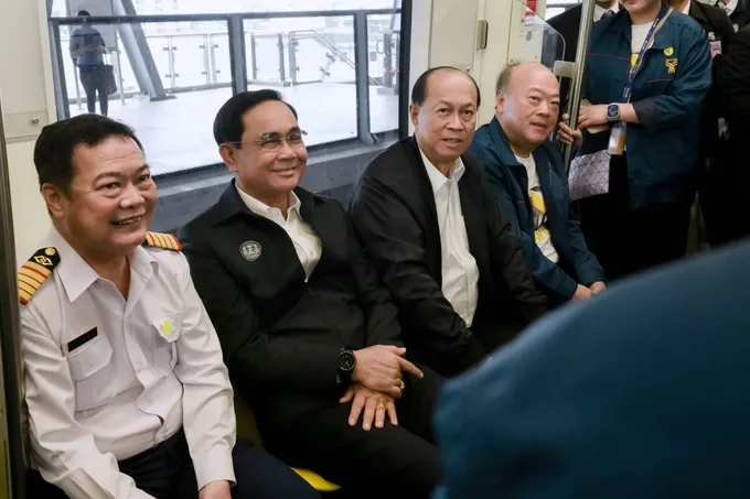 "นายกฯ" ร่วมทดลองนั่งรถไฟฟ้าสายสีเหลือง เตรียมถก ครม.พิจารณาใช้ตั๋วร่วม ฝากรัฐบาลหน้าสานต่อ "เสื้อเหลือง" รุดให้กำลังใจ