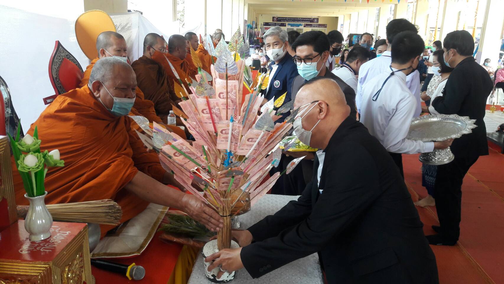 ผู้ว่าฯ ร่วมพิธีทอดผ้าป่าเพื่อพัฒนาการศึกษา ครบรอบ “1 ทศวรรษ รักสถาบัน” ของวิทยาลัยอาชีวศึกษาเทศบาลเมืองหนองคาย
