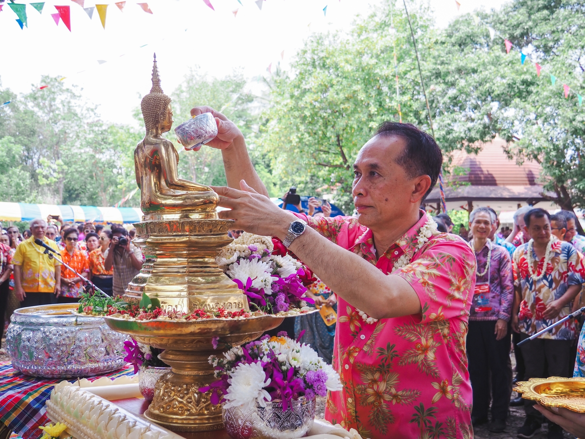ผู้ว่าฯสกลนคร เปิดจวนให้รดน้ำขอพร เนื่องในวันสงกรานต์ปีใหม่ไทย