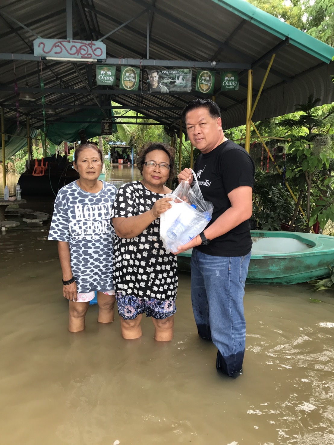 ประธานสมาพันธ์ผู้นำท้องถิ่นภาคอีสานลงพื้นที่แจกอาหารผู้ประสบภัยน้ำท่วมอีสาน