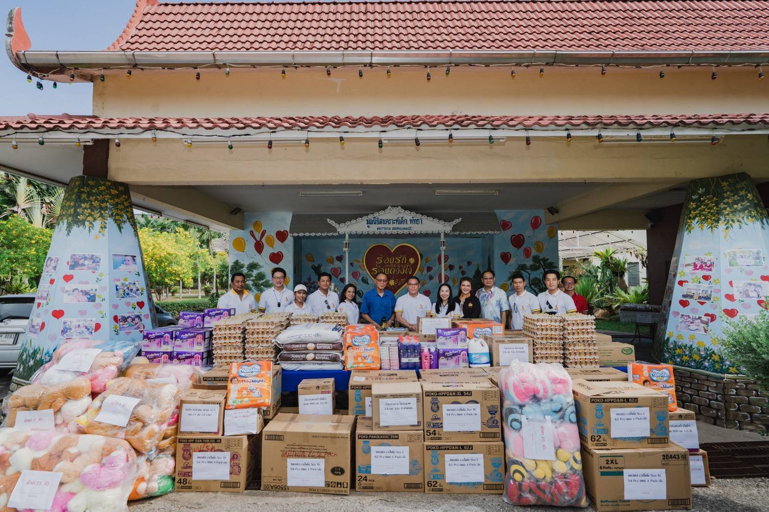“ชาญกฤช” ประธาน นมธ.18 นำคณะ นมธ. 18 -19 ทำบุญมอบสิ่งของพร้อมเลี้ยงอาหารเด็กกำพร้า