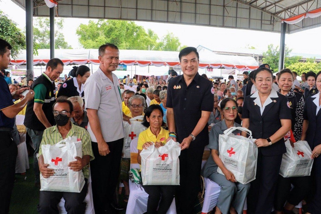 ร้อยเอ็ดออกหน่วยแพทย์ พอ.สว. และจังหวัดเคลื่อนที่ฯ สร้างรอยยิ้มให้ประชาชน