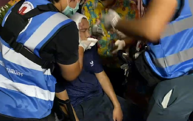 กลุ่มม็อบทะลุแก๊ส รุมสกัมชายตัดผมคล้ายตำรวจบาดเจ็บ
