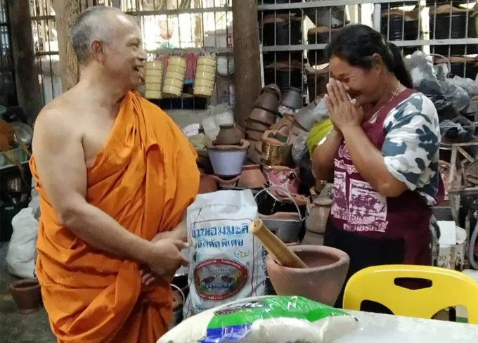 ยุคโควิดหลวงพ่อแจกครก สาก หอม กระเทียม ไข่ให้ไปทำกิน  
