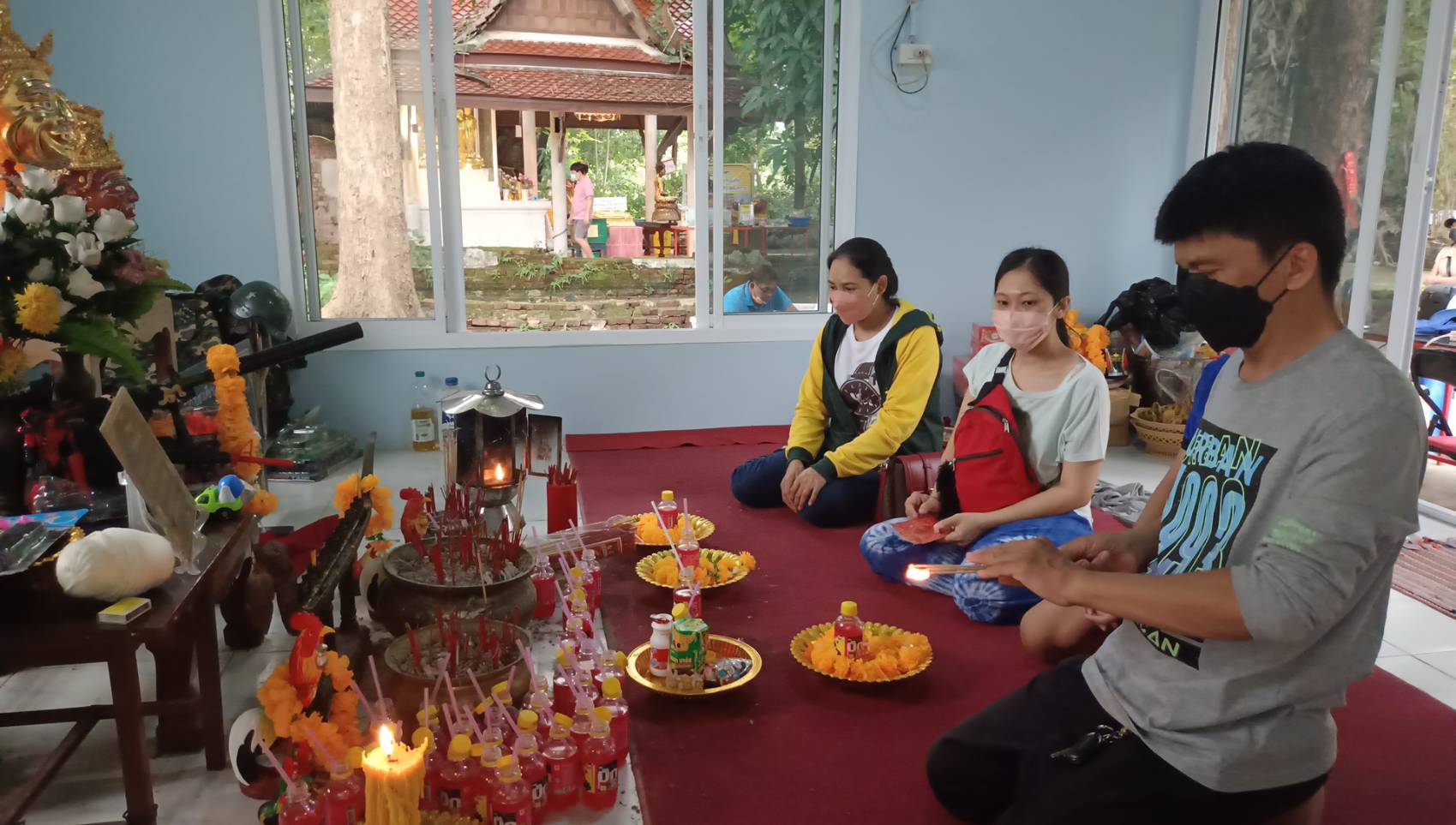  หนุ่มขอนแก่นจุดธูปไหว้ไอ้ไข่ฯ ขนลุกได้เลขแปลก 
