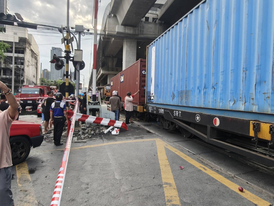 กรมราง ลงพื้นที่ตรวจสอบเหตุขบวนรถสินค้า รฟท. ชนรถประจำทางแยกอโศก-ดินแดง