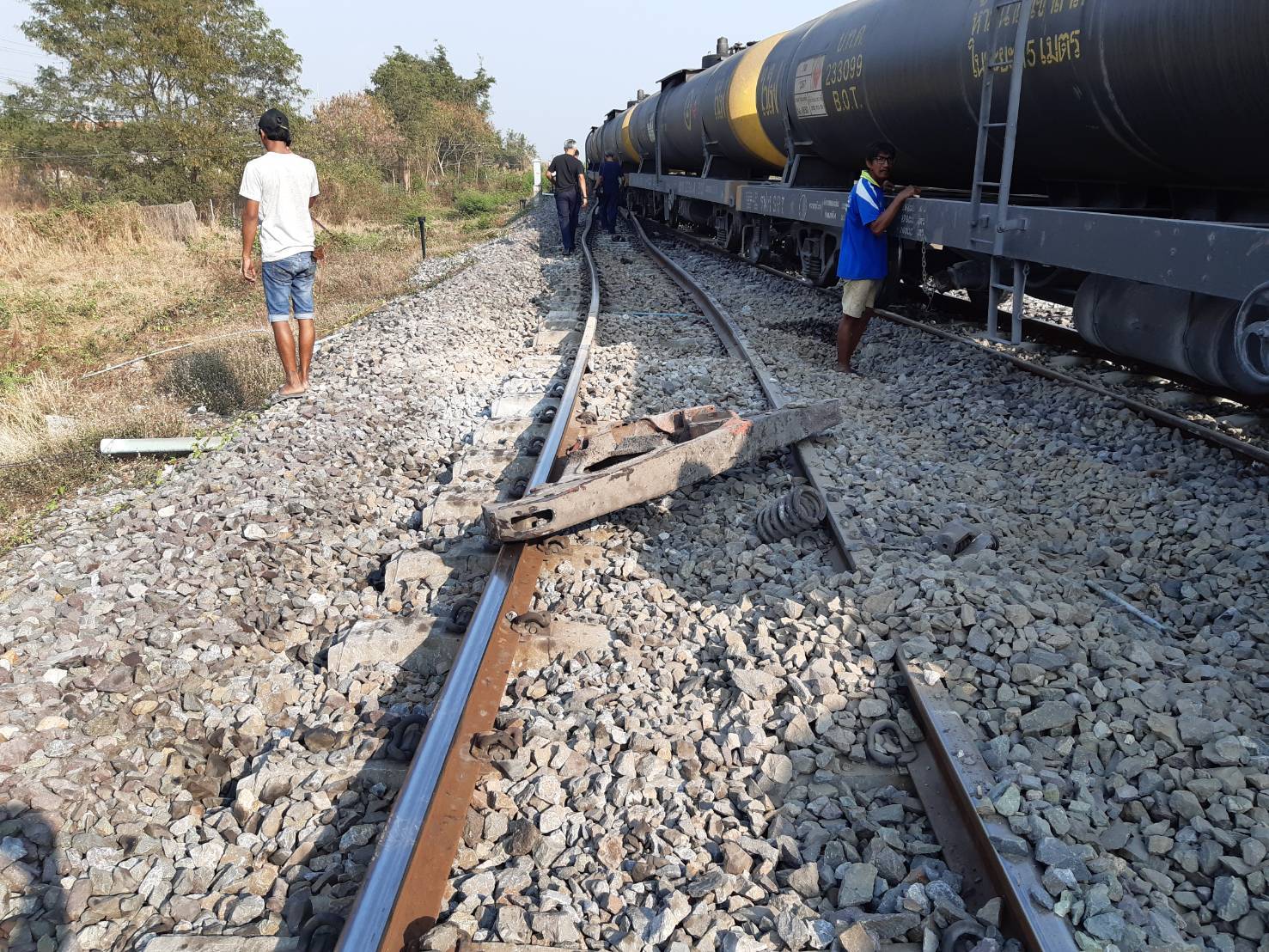 สายเหนืออัมพาต! รถไฟบรรทุกน้ำมันตกราง​ กระทบเดินรถไฟสายเหนือทั้งขึ้น- ล่อง​ คาดใช้เวลากู้เปิดทาง 5-6 ชม. 