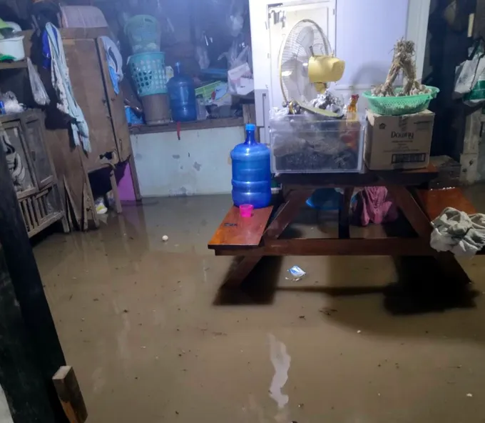 ฝนตกหนักหมอกจำแป่!! น้ำแม่สะงีไหลท่วมบ้านเรือนประชาชน 