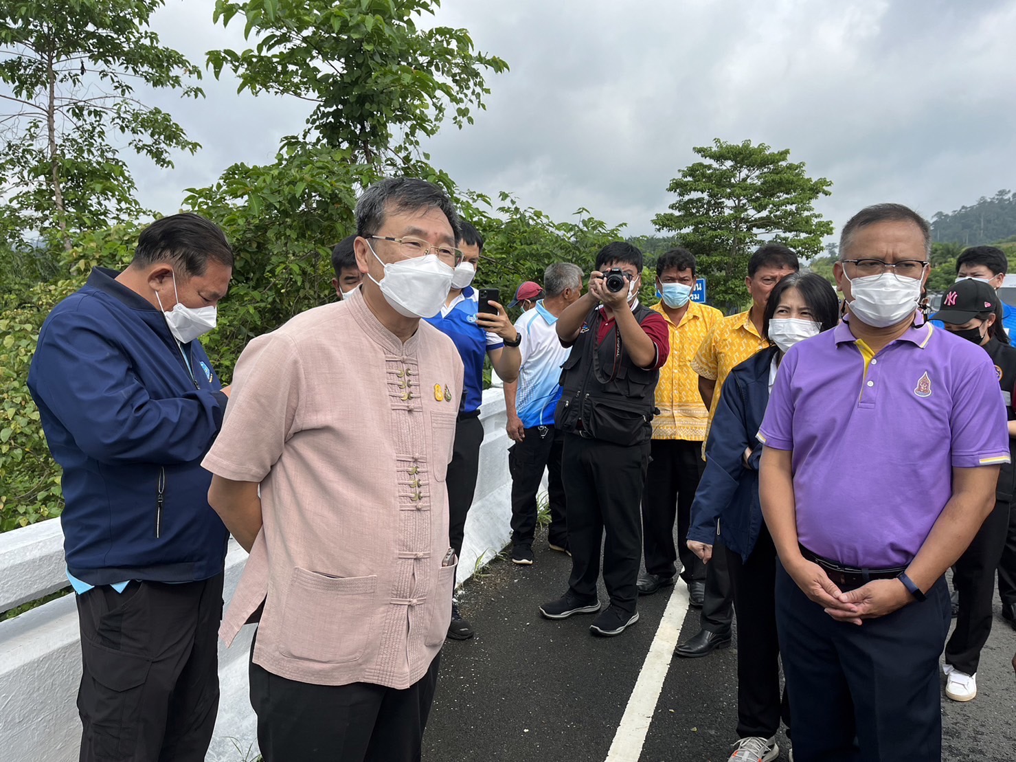 จังหวัดตราด-สำนักงานกปร.พร้อมชลประทานตราด และกรมทรัพยากรน้ำตรวจพื้นที่สร้างอ่างเก็บน้ำคลองสะตอหลังราษฎรตำบลสะตอทำฎีกาขอพระราชทานสร้างอ่างเก็บน้ำ