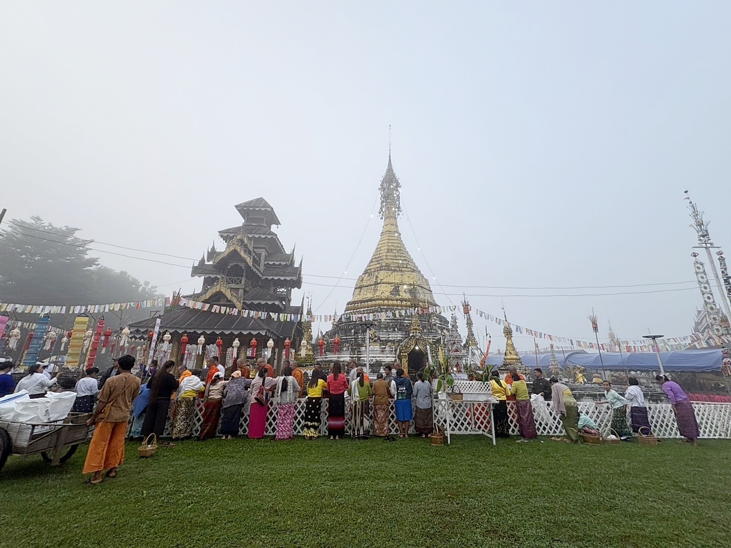 ชาวต่อแพ ต.แม่เงา อ.ขุนยวม จ.แม่ฮ่องสอน ร่วมกันสืบสานประเพณีไทใหญ่ ปอยเหลิน 12 