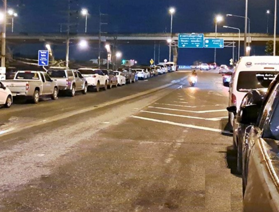 ชาวสะพานแดง ปทุมฯนำรถไปจอดทางขึ้นโทลล์เวย์หลังระดับน้ำในคลองสูงขึ้นต่อเนื่อง