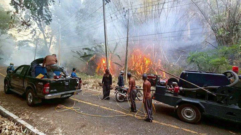 กาญจนบุรีวิกฤต!! ไฟป่าลามหนัก จนท.ล้มฟุบ ผู้ว่าฯ เร่งประสานฝนหลวงกู้หมอกควัน