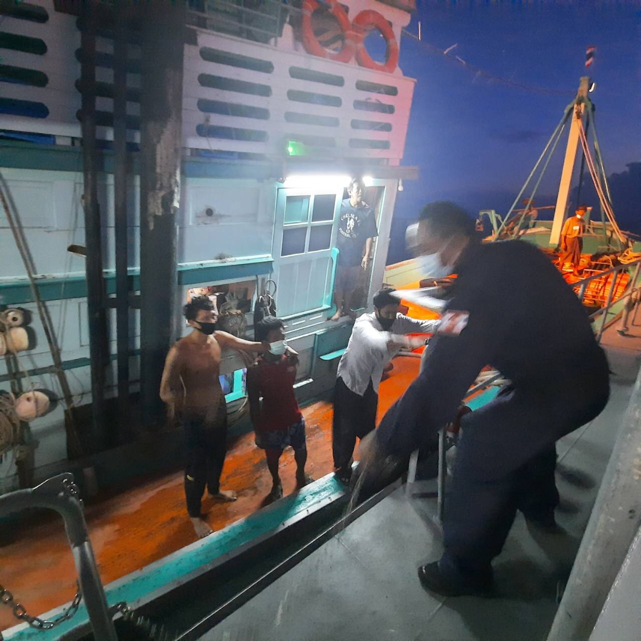 หวาดเสียว!! กองทัพเรือช่วยเหลือลูกเรือประมง ถูกแทงกลางทะเล